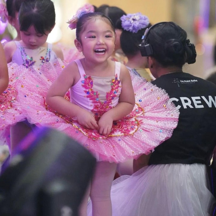 <p>Xarena dikenal sebagai anak yang ceria dan selalu percaya diri. Tak hanya mewarisi bakat bernyanyi dari sang Bunda, Xarena juga menunjukkan ketertarikannya pada dunia balet, lho. Baru-baru ini, Siti Badriah membagikan momen saat Xarena tampil sebagai <em>ballerina</em>&nbsp;di depan umum lewat unggahannya di Instagram. (Foto: Instagram @sitibadriahh)</p>