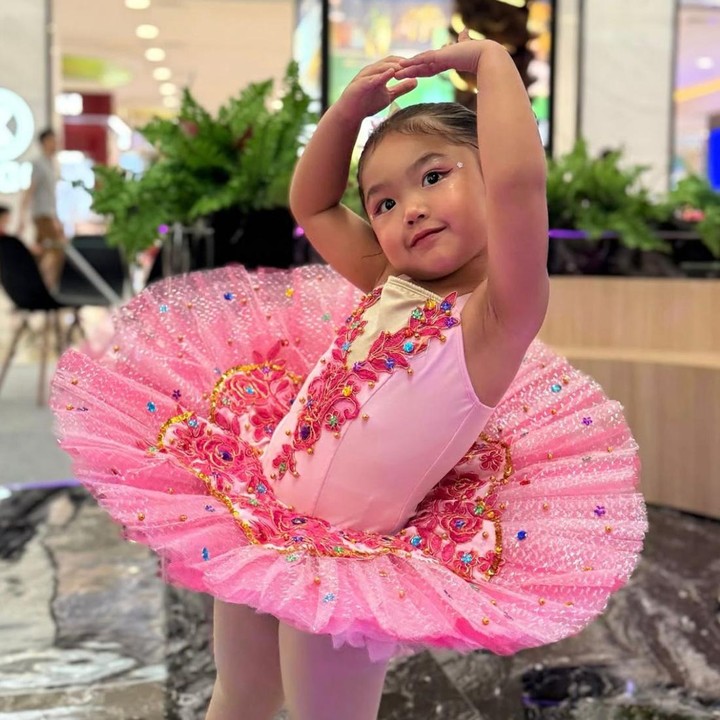 <p>Dalam salah satu potret, Xarena terlihat begitu manis dengan busana ballerina yang berwarna <em>pink</em>. Gayanya yang anggun saat berpose layaknya <em>ballerina</em> ini sukses bikin warganet meleleh, Bunda. (Foto: Instagram @sitibadriahh)</p>