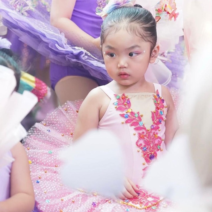 <p>Definisi gemas total, netizen pun ramai memuji pesona dan bakat balet Xarena. Salah satunya dari akun Instagram <em>@imu****</em> yang menulis, "Cantik banget gemesshhhh Xarendulll". Ada juga yang berkomentar, &ldquo;Ya ampuuun cantikk bangettt <em>my little</em> ballerina,&rdquo; tulis <em>@ang****</em>. Bahkan akun <em>@yun****</em> menambahkan, &ldquo;Xarena... ballerina cilik hebat, bisa jadi saingan Mommy Sibad nih&rdquo;. (Foto: Instagram @sitibadriahh)</p>