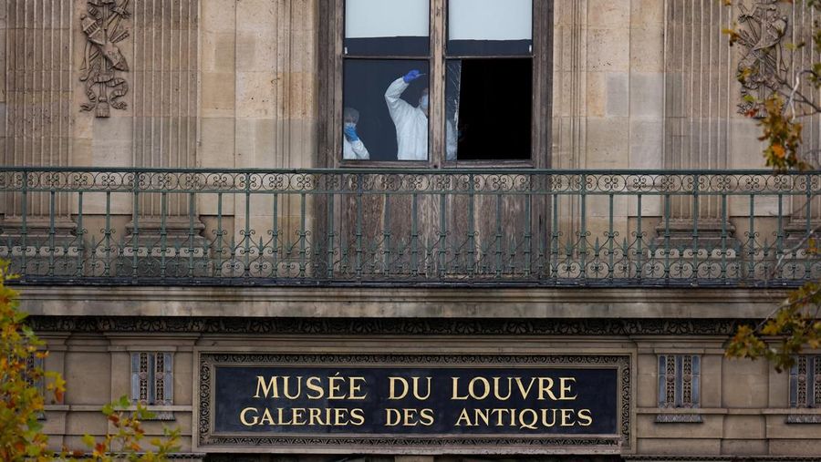 Petugas polisi forensik tiba di museum Louvre setelah adanya laporan perampokan, di Paris, Prancis, 19 Oktober 2025. (REUTERS/Gonzalo Fuentes)