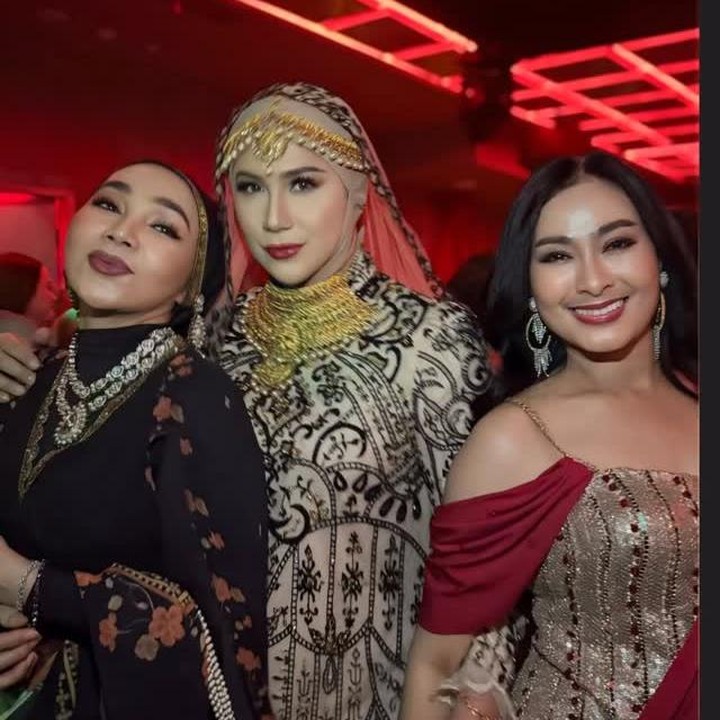 <p>Artis lain yang hadir di acara ini adalah penyanyi Dewi Gita dan Iis Dahlia. Iis terlihat memakai baju bernuansa warna merah dan emas. Sementara itu, Dewi Gita tampil cantik mengenakan baju terusan hitam dengan aksesori kalung emas yang menonjol. Foto kedua aktris ini dibagikan oleh Marini Zumarnis di Instagram Stories. "Teteh kesayangan @isdadahlia @dewigita01," tulis Marini. (Foto: Instagram @marinizumarnisreal)</p>