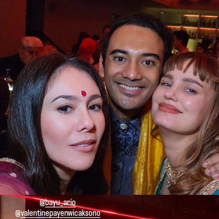 <p>Aktris Wulan Guritno juga membagikan momen perayaan Diwali di media sosial. Bunda tiga anak ini mengunggah momen saat berpose bareng aktor Teuku Rifnu Wikana, serta Ario Bayu dan istrinya Valentine Payen. Wulan tampaknya menikmati momen perayaan Diwali ini bersama rekan-rekan artis yang hadir. (Foto: Instagram @wulanguritno)</p>