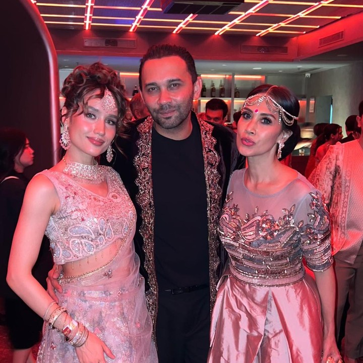 <p>Diah Permatasari juga membagikan potretnya bersama Cinta Laura dan aktor Teuku Zacky yang hadir di perayaan Diwali ini. Cinta tampil cantik mengenakan baju tradisional India bermotif bunga lengkap dengan aksesorisnya. Sedangkan, Teuku Zacky tampak memakai baju tradisional bernama Sherwani yang bewarna hitam dengan corak emas. (Foto: Instagram @dps_diahpermatasari)</p>