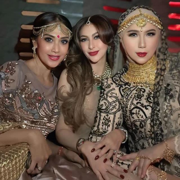 <p>Di perayaan Diwali ini, para artis yang datang mengenakan pakaian bergaya India, Bunda. Salah satu penampilan yang mencuri perhatian di acara ini adalah gaya berbusana dari ketiga artis senior, Diah Permatasari, Marini Zumarnis, dan Diana Pungky. Ketiganya kompak mengenakan pakaian tradisional India yang bernuansa warna cokelat dan emas. (Foto: Instagram @marinizumarnisreal)</p>