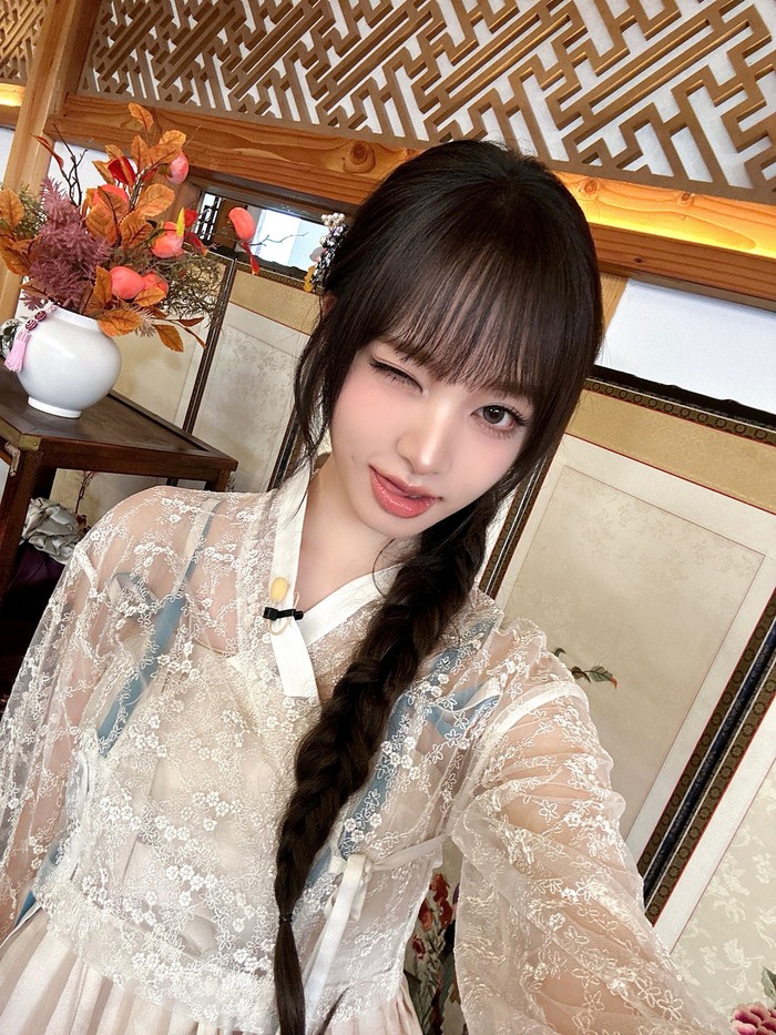 Beberapa waktu lalu, Liz IVE kembali muncul di ‘Hangout With Yoo - ‘80s MBC Seoul Song Festival’. Kali ini, main vocal di grupnya tersebut mengenakan hanbok tradisional dalam rangka Chuseok. Wah, cantik sekali ya, Beauties!/ Foto: x.com/IVEstarship