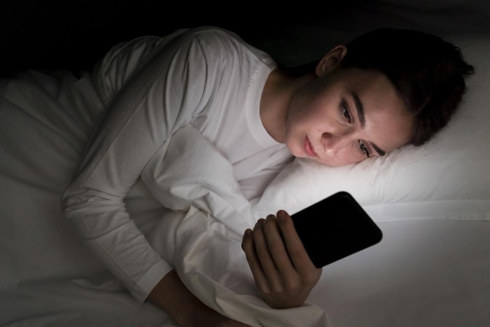 Hindari kebiasaan begadang untuk proses menurunkan berat badan. Semakin larut kamu tidur, maka semakin banyak juga waktu untuk makan.