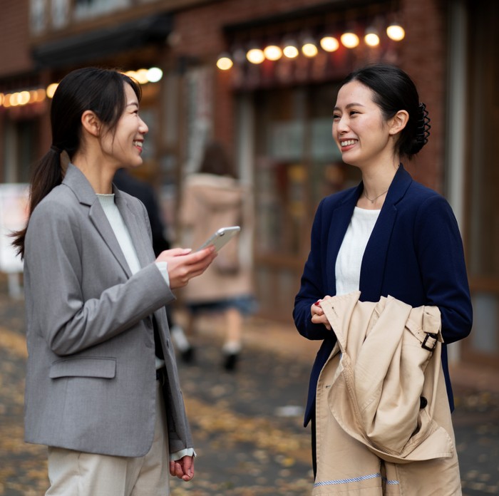 Orang-orang cerdas akan tetap memperlakukan orang yang nggak mereka suka dengan sopan. Alih-alih menunjukkan sikap permusuhan, mereka tetap bersikap sopan dan profesional di depan orang yang nggak mereka sukai.