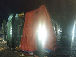 Bus ALS Terbalik-Tabrak Sejumlah Warung di Labusel, Penumpang Luka