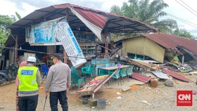 Bus Tabrak Warung di Labuanbatu Selatan Sumut, Lima Orang Terluka