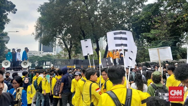Puluhan mahasiswa dari beberapa kampus mulai berdatangan ke Jalan Medan Merdeka Selatan, Jakarta Pusat, tidak jauh dari Patung Kuda untuk menggelar demonstrasi.