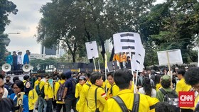 Demo Satu Tahun Prabowo-Gibran, Mahasiswa Berdatangan ke Patung Kuda