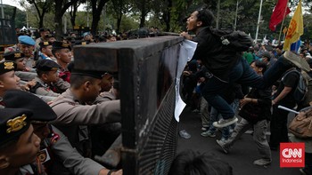 FOTO: Demo Satu Tahun Prabowo-Gibran, Massa Sampaikan 17 Tuntutan