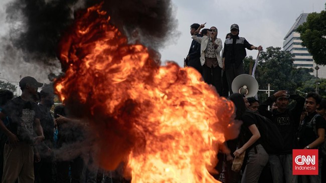 Demo 1 Tahun Prabowo-Gibran Bubar, Ada Aksi Bakar Ban & Saling Dorong Demonstrasi satu tahun pemerintahan Prabowo-Gibran dari berbagai elemen mahasiswa di Jalan Medan Merdeka Selatan, Jakarta Pusat, sempat diwarnai aksi bakar ban.