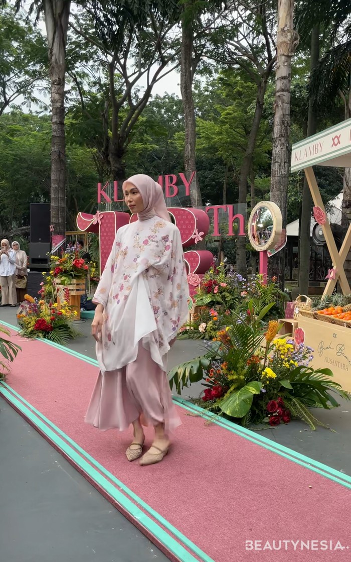 KLAMBY juga menghadirkan Floria Series yang terinspirasi dari sebuah festival yang diadakan di Sulawesi Utara, yaitu Kota Tomohon. Kota ini memiliki kekayaan alam yang berlimpah, salah satunya yaitu banyaknya bunga yang mereka miliki, sehingga Tomohon dijuluki sebagai Kota Bunga.