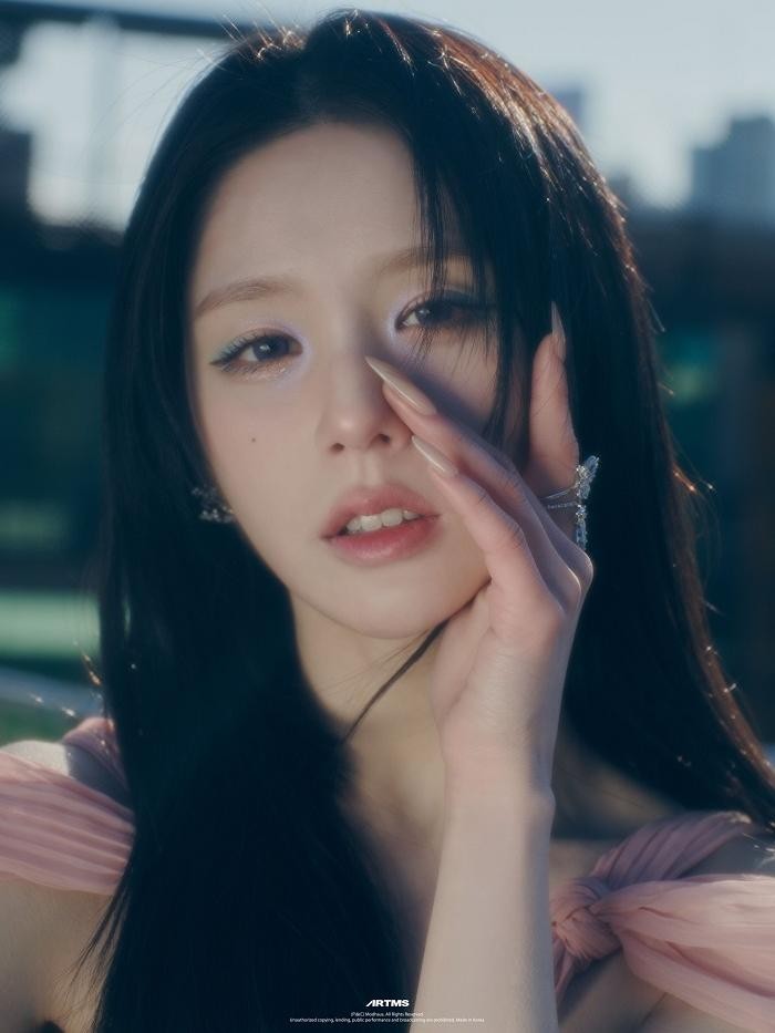 Di antara rapper generasi kelima, HeeJin tentu saja memiliki banyak pengalaman. Sebelumnya, ia debut bersama LOONA yang masuk jajaran grup K-pop generasi keempat. Kini, ia re-debut sebagai ARTMS di tahun 2024 di bawah naungan MODHAUS. Di antara rapper generasi kelima, HeeJin tentu saja memiliki banyak pengalaman. Sebelumnya, ia debut bersama LOONA yang masuk jajaran grup K-pop generasi keempat. Kini, ia re-debut sebagai ARTMS di tahun 2024 di bawah naungan MODHAUS.