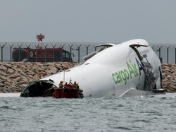 Video: Tergelincir Saat Mendarat di Hong Kong, Pesawat Kargo Nyebur ke Laut