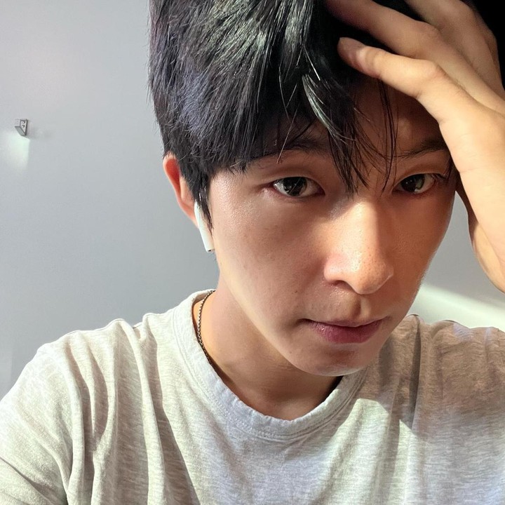 <p>Hong Kyung belum lama ini menghadiri acara pengarahan produksi film terbarunya yang berjudul <em>Good News</em>. Pada kesempatan itu, ia menceritakan tentang pengalaman syuting dengan tiga bahasa yang berhasil mencuri perhatian publik. (Foto: Instagram@bluecages)</p>