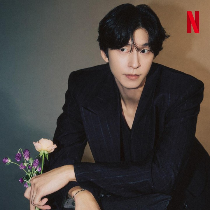 <p>Dilansir dari laman <em>The Chosun Daily</em>, Hong Kyung diketahui berbicara dalam tiga bahasa dalam film ini. &ldquo;Di waktu luang, saya mencoba mempelajari istilah-istilah dasar dan elemen-elemen yang dibutuhkan seorang pemandu lalu lintas udara,&rdquo; ujar Hong Kyung. (Foto: Instagram@netiflixkr)</p>