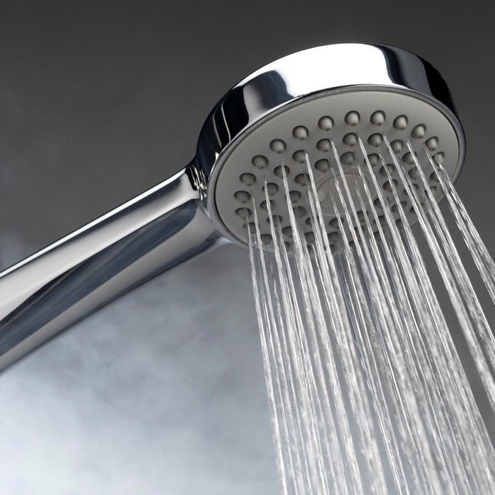 Mencuci wajah menggunakan air panas dapat merusak kulit. Kulit dapat menjadi lebih kering dan tampak kusam.