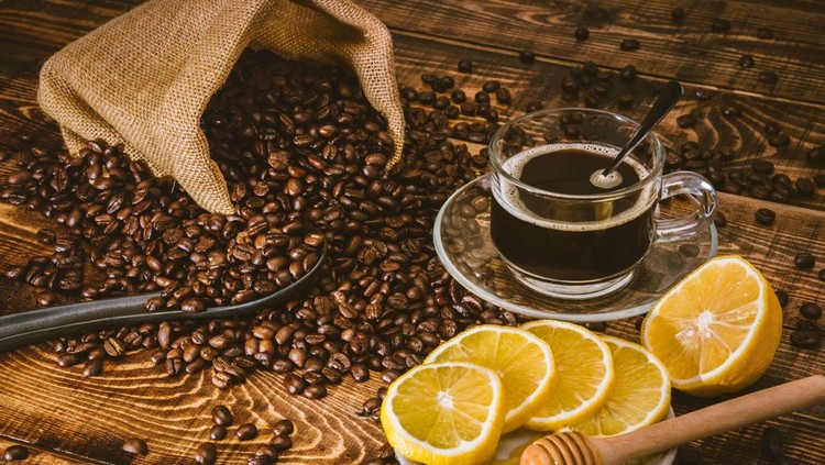 Ilustrasi kopi lemon Coffee cup and beans on old kitchen table. Top view with copy space for your text. coffee bag and with sliced "u200b"u200blemons on wooden table. Black coffee beans.