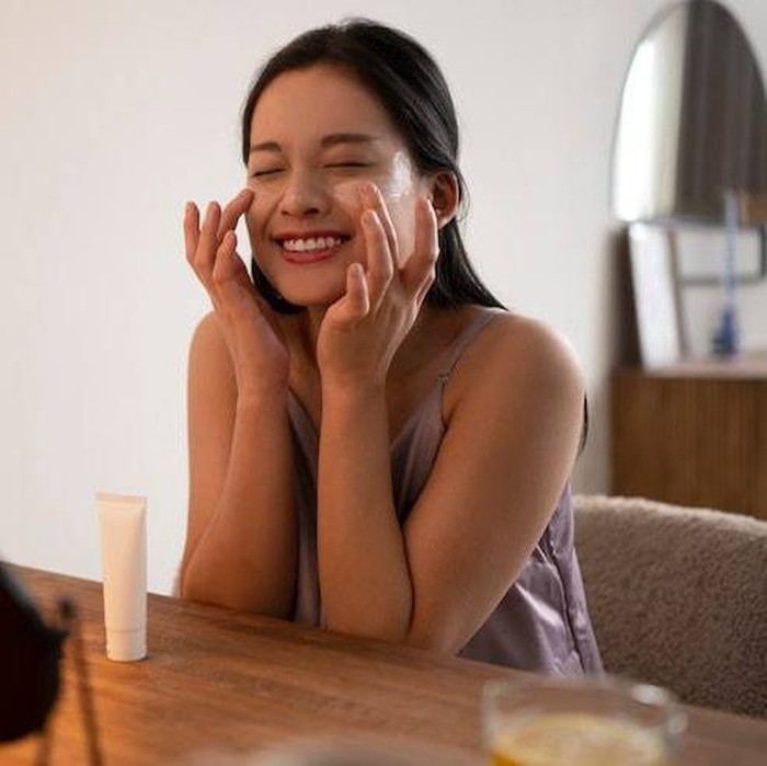 Kamu tetap perlu menggunakan sunscreen saat musim hujan. Meski cuaca mendung dan berawan, namun sinar UV tetap masih ada bahkan bisa menembus kaca jendela.