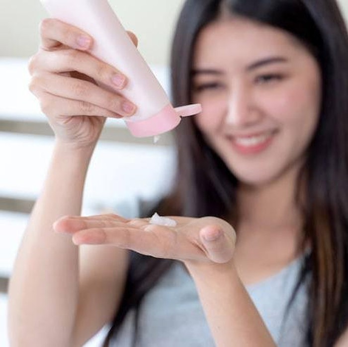 Dokter kulit dari American Academy of Dermatology (AAD) menyarankan untuk kamu menggunakan sunscreen dengan klaim ‘Broad Spectrum Protection’ yang memiliki perlindungan UVA dan UVB.