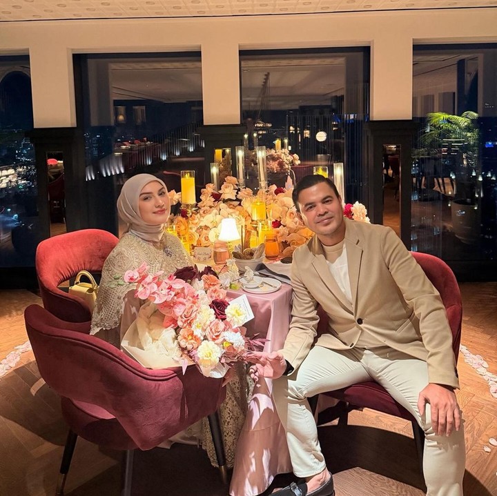 <p>Pasangan ini juga meluangkan waktu untuk makan malam romantis di sebuah hotel mewah di kawasan Jakarta. Pada momen itu, Irish terlihat mendapatkan sebuah buket bunga cantik berwarna <em>pink.</em> &ldquo;Terima kasih untuk malam yang indah sayang,&rdquo; tulis sang artis.&nbsp;(Foto: Instagram@_irishbella_)</p>