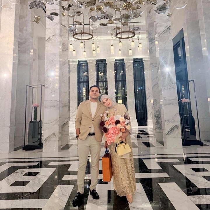<p>Kebahagiaan tengah menyelimuti pasangan Irish Bella dan Haldy Sabri yang telah mengarungi bahtera rumah tangga selama satu tahun. Keduanya pun membagikan momen saat merayakan <em>anniversary</em>&nbsp;pertama pernikahan mereka. (Foto: Instagram@_irishbella_)</p>