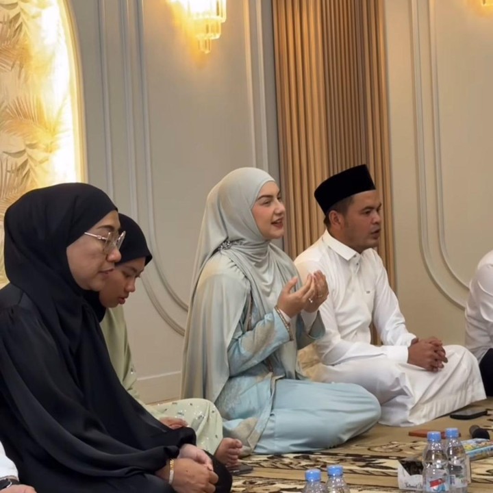 <p>Irish dan sang suami merayakan ulang tahun pernikahan dengan berbagai cara, salah satunya adalah mengadakan pengajian di rumahnya. &ldquo;<em>Alhamdulillah</em> hari ini genap satu tahun pernikahan aku dan suamikuu <em>@haldy_sabri,</em>&rdquo; tulis Irish, dikutip dari laman Instagram <em>@_irishbella_,</em> Senin (20/10/2025).&nbsp;(Foto: Instagram@_irishbella_)</p>