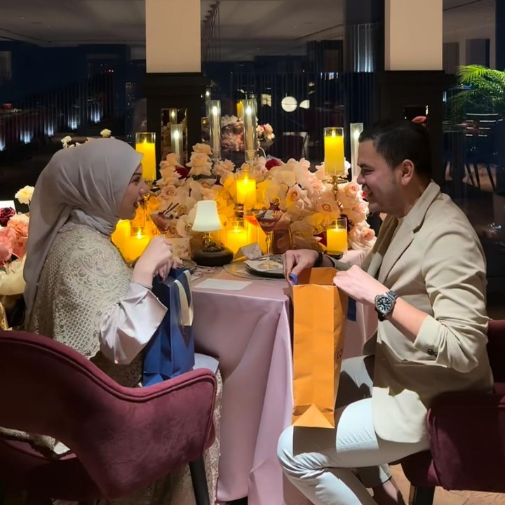 <p>Irish dan sang suami tampaknya saling adu <em>effort</em> dengan bertukar hadiah. Perempuan 29 tahun ini mengaku terkejut karena sebelumnya mereka tidak janjian. &ldquo;Tukeran kado padahal enggak janjian,&rdquo; tutur Irish.&nbsp;(Foto: Instagram@_irishbella_)</p>