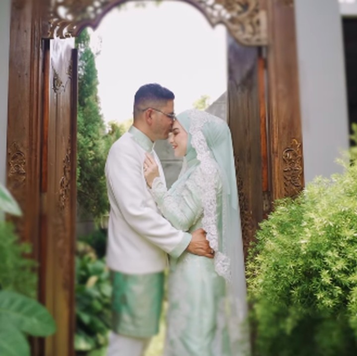 <p>Sementara itu, sang suami juga mengunggah sebuah video momen sakral pernikahan mereka pada 19 Oktober 2024 lalu di akun Instagram pribadinya. &ldquo;Alhamdulillah tepat hari ini sudah setahun kita bersama sama istriku syurgaku,&rdquo; tulis Haldy untuk istri tercintanya, dikutip dari laman Instagram <em>@haldy_sabri.&nbsp;</em>(Foto: Instagram@haldy_sabri)</p>