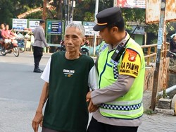 Kakek Asal Surabaya Linglung Nyasar di Bekasi, Polisi Bantu Hubungi Keluarga