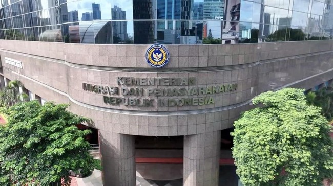 Kemenimipas mencatat lonjakan PNBP 2025, mencapai Rp8,31 triliun. Menteri Agus menyebut ini hasil reformasi dan inovasi layanan keimigrasian dan pemasyarakatan.