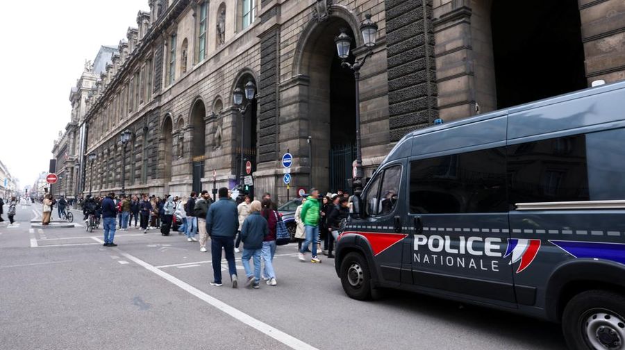 Petugas polisi forensik tiba di museum Louvre setelah adanya laporan perampokan, di Paris, Prancis, 19 Oktober 2025. (REUTERS/Gonzalo Fuentes)