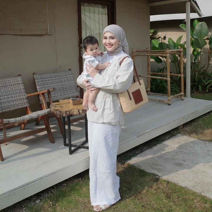 <p>Aktris Kesha Ratuliu melahirkan anak ketiga berjenis kelamin laki-laki pada 14 April 2025. Kesha sempat mengungkap kisah kehamilan ketiganya yang tak terduga, Bunda. Istri Adhi Permana Putra ini kaget lantaran sudah menggunakan KB IUD untuk mencegah kehamilan. "Kaget banget pas tahu hamil, drop banget juga karena lagi dan lagi ini enggak direncanain. Aku menunda juga supaya seenggaknya Aisha lebih besar dulu dan sempat ngerasa kayaknya dua cukup deh kalau mau ketiga nanti-nanti aja. Eh ternyata Allah punya rencana lain. Dan aku sama Adhi percaya ini pasti yang terbaik buat kita dan pasti Allah mampukan," tulisnya di Instagram @kesharatuliu05. (Foto: Instagram @kesharatuliu05)</p>