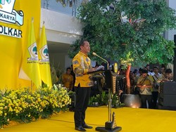 Bahlil Sapa Satu-satu Waketum di HUT Golkar: Saya Pakai Gaya Pak Prabowo