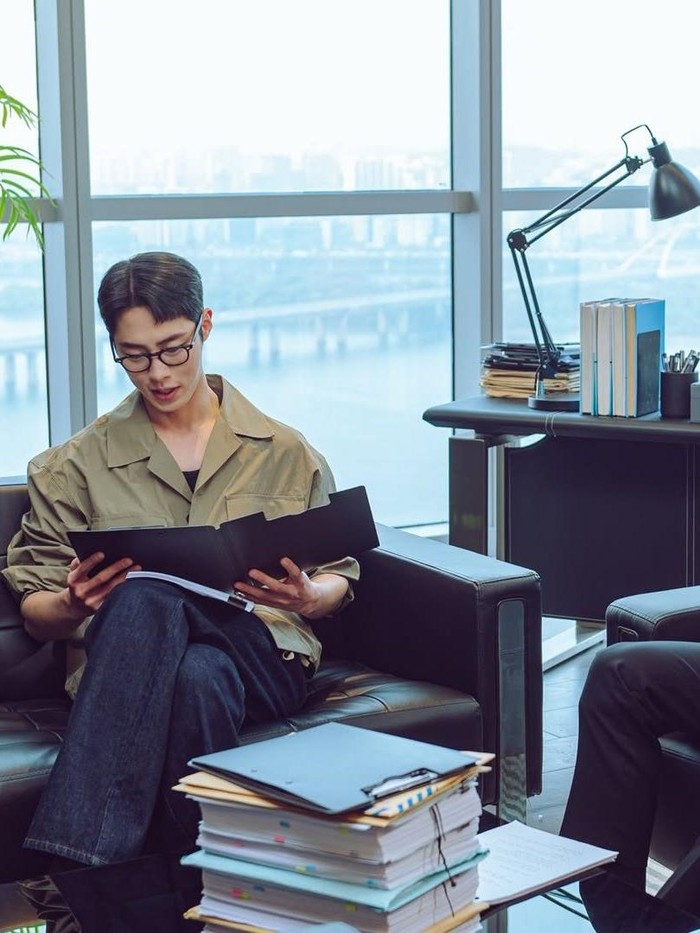 Kim Gun Woo membagikan tentang karakternya dalam Last Summer yang digambarkan kompleks dan unik, serta memiliki caranya melihat dunia dengan lensa dan ritmenya sendiri.