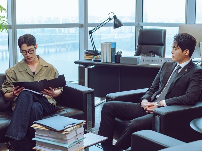 Kim Gun Woo membagikan tentang karakternya dalam Last Summer yang digambarkan kompleks dan unik, serta memiliki caranya melihat dunia dengan lensa dan ritmenya sendiri.