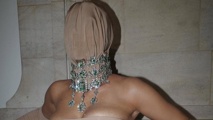 Kim Kardashian di Academy Museum Gala 2025. Ia mengenakan Maison Margiela.