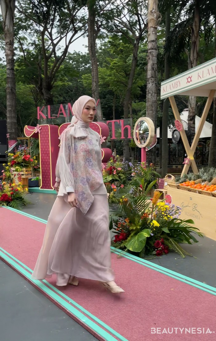 Luminara Series menghadirkan motif Truntum yang bercerita tentang cinta yang tak pernah pudar. Ada pula motif Nitik yang menjadi lambang keteguhan dan kesabaran, mengingatkan bahwa setiap detail perjalanan lahir dari ketekunan yang mungkin tak terlihat, tapi selalu terasa.