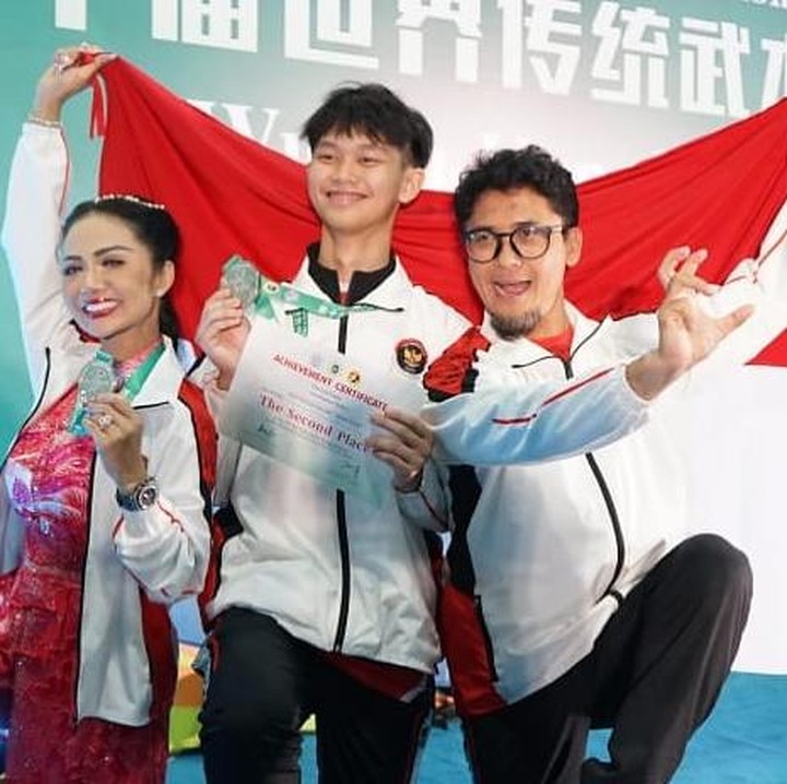 <p>Momen bahagia itu juga dibagikan langsung oleh Krisdayanti melalui beberapa foto yang diunggah di akun Instagram pribadinya. &ldquo;Juara kedua World Kungfu Championships ke-10 Women&rsquo;s Single-weapon routines_shanzi Group E,&rdquo; tulisnya, dikutip dari laman Instagram <em>@kridayantilemos,</em> Senin (20/10/2025).&nbsp;(Foto: Instagram@yayasanintibayangan/@krisdayantilemos)</p>