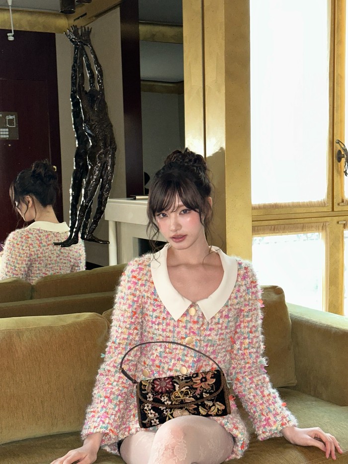 Look artis Korea berzodiak Scorpio satu ini di Paris Fashion Week 2025 pun tidak kalah memesona. Ia tampil manis nan elegan saat datang ke peragaan busana karya Alessandro Michele, ‘Fireflies’, pada 5 Oktober 2025 lalu./ Foto: instagram.com/liz.yeyo