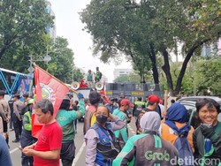 Video: Jalan Medan Merdeka Selatan Ditutup Imbas Demo Mahasiswa