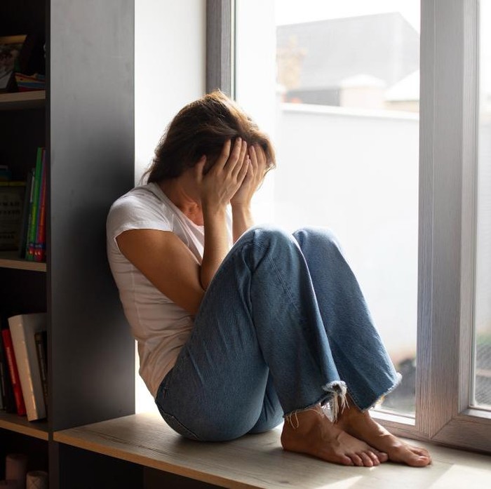 Menarik diri dari lingkungan sosial sering kali bukan karena tidak peduli, tetapi karena batin yang lelah dan butuh ruang untuk pulih. Secara psikologis, ini merupakan tanda bahwa kapasitas emosionalmu sedang menurun akibat tekanan yang berkepanjangan.