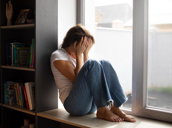 Menarik diri dari lingkungan sosial sering kali bukan karena tidak peduli, tetapi karena batin yang lelah dan butuh ruang untuk pulih. Secara psikologis, ini merupakan tanda bahwa kapasitas emosionalmu sedang menurun akibat tekanan yang berkepanjangan.