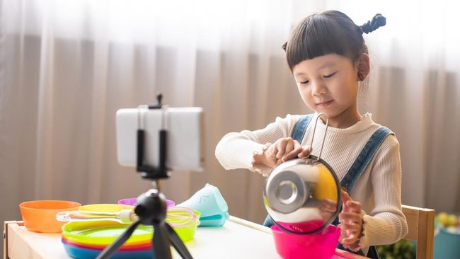 5 Cara Mengatasi Anak yang Selalu FOMO di Era Digital