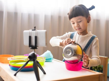 5 Cara Mengatasi Anak yang Selalu FOMO di Era Digital