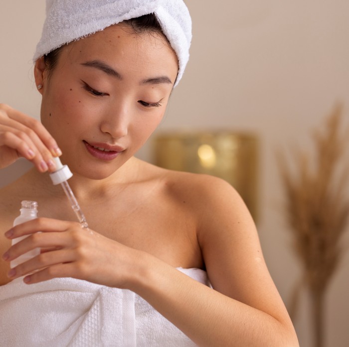 Faktor usia bisa menjadi penyebab kulit tampak kusam, meski sudah rutin cuci muka. Untuk mencegah penuaan, kamu bisa melakukan detoks dan memakai produk skincare seperti serum, retinol, dan vitamin C.