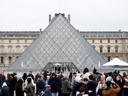 Museum Louvre Kembali Dibuka Usai Perampokan Menggemparkan