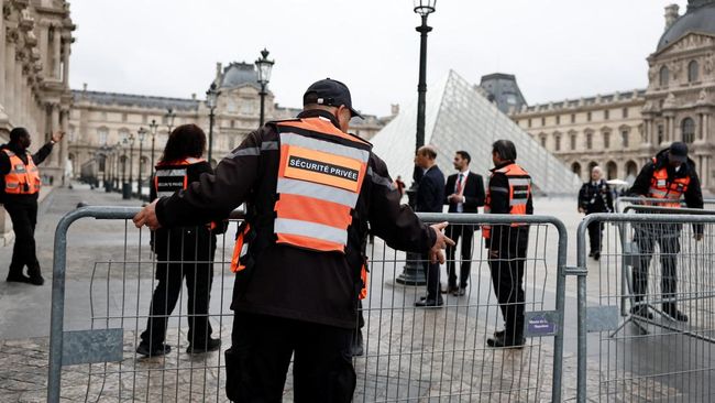 Para calon pengunjung tetap mengantre di luar museum terpopuler di dunia itu, tepat sehari setelah insiden perampokan di Museum Louvre, Paris.